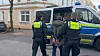 Die Polizei führt einen der Tatverdächtigen ab.