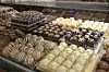 Eine Theke mit Pralinen