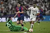 Barca Keeper Wojciech Szczesny grätscht gegen Kylian Mbappé