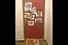 An der Wohnungstür hingen Plakate mit widerlichen Parolen, auf der Fußmatte lag Müll.