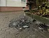 Die Überreste des abgefackelten Kinderwagens.