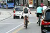 Eine Frau fährt auf einem Pop-up-Radweg (Archivbild).