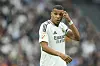 Kylian Mbappé kratzt sich an der Stirn.