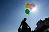 In Weilburg sind an vielen Orten Luftballons angebracht, um das Interesse des vermissten sechsjährigen Jungen zu wecken.