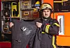 Ein Feuerwehrmann zeigt seine Einsatzhose, die von einem Böller zerfetzt wurde.