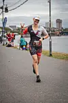 Rebecca Suhr läuft bei einem Triathlon