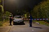 Polizisten haben den Tatort abgesperrt.