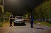 Polizisten haben den Tatort abgesperrt.