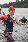Rebecca Suhr schwimmt bei einem Triathlon