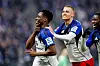 Die HSV-Profis Albert Sambi Lokonga (l.) und Miro Muheim bejubeln ein Tor.