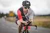 Rebecca Suhr fährt Fahrrad bei einem Triathlon