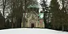 Auf der zugeschneiten Grünfläche vor dem Riedemann-Mausoleum befinden sich Spuren von Rodlern.