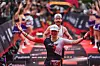 Rebecca Suhr läuft bei einem Triathlon ins Ziel