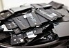 Alte Akkus von Smartphones und Tabletcomputern.