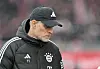 Thomas Tuchel mit Cap auf, blickt nachdenklich herum.