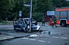 Der Kleinwagen fing nach dem Crash Feuer und brannte komplett aus.