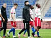 Die HSV-Spieler schleichen nach dem Abpfiff in Hannover wie geprügelte Hunde vom Platz.
