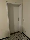 Hinter dieser Tür befindet sich die Wohnung des Tatverdächtigen.