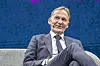 Hans-Joachim Watzke sitzt auf einer Couch und lächelt