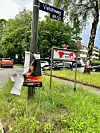 Die ganze Stadt ist übersät mit beschmierten und zerstörten Plakaten. Bei Sahra Wagenknecht hat jemand richtig Kraft aufgewendet.