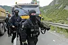 Kosovo: Bewaffnete kosovarische Polizisten beziehen Stellung an der Grenze zu Serbien.