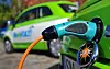Elektroauto wird aufgeladen.
