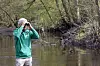 Immer wieder hält der Biologe Ausschau nach der Tierwelt am Fluss.