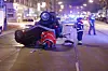 Rettungskräfte am Smart, der kopfüber auf dem Asphalt stehen blieb.