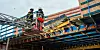 Feuerwehrleute begutachten den Schaden.