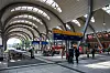 Reisende warten am Hauptbahnhof in Kiel. (Symbolbild)