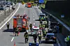 Feuerwehr- und Polizekräfte an der Unfallstelle auf der A1.
