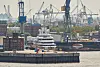 Die festgesetzte Luxusjacht „Luna“ ist vom Dock 11 von Blohm+Voss in den Werfthafen des Hamburger Schiffbauers verholt worden.