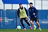 Lukasz Poreba und Marco Richter auf dem HSV-Trainingsplatz im direkten Duell