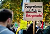 „Gaspreisbremse nach Ende der Heizperiode?” steht auf dem Schild einer Teilnehmerin einer Demonstration. Das Timing der Gaspreisbremse war kritisiert worden – jetzt gibt es Details.