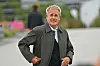 Der ehemalige Fußballspieler Pierre Littbarski schaut skeptisch