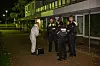 Streifenpolizisten sprechen sich mit einem Kollegen der Spurensicherung ab.