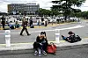 Reisende warten, während ein französischer Soldat vor dem Flughafen Toulouse-Blagnac patrouilliert. Sechs Flughäfen in ganz Frankreich wurden wegen Bombendrohnugen evakuiert.