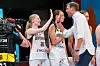Dirk Nowitzki klatscht mit Frieda Bühner ab