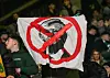 Celtic-Fans halten Banner hoch, auf dem das Gesicht von Peter Lawwell durchgekreuzt wird