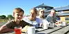 Frühstück bei Sonnenschein: Die an der Steilküste gelegene Jugendherberge in Dahme (Ostsee) eignet sich perfekt für einen Familienurlaub.