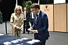 Der französische Präsident Emmanuel Macron und seine Frau Brigitte gaben in einem Pariser Wahllokal ihre Stimmen ab. Macrons Partei lag in Umfragen zuletz abgeschlagen auf Platz drei.
