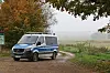 Ein Polizeifahrzeug versperrt einen Weg zum Fundort einer Kinderleiche in Klein Upahl bei Güstrow.