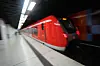 Bei den S-Bahnen und Bussen kam es in den vergangene Tagen immer wieder zu Störungen bei den Anzeigen. (Symbolbild)
