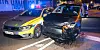 Mit Vollgas in die Polizei-Absperrung: Der Fahrer eines VW Sharan kollidiert mit einem Streifenwagen.