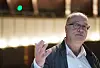 Lux gestikuliert im Saal des Theaters