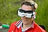 Hamburg: Auf den Drohnen sind Kameras installiert, die ein Livebild direkt auf die Videobrillen übertragen. Sie sind kleiner als VR-Brillen.