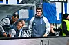 Merlin Polzin geht mit unverständlichem Blick an der HSV-Bank vorbei
