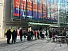 Eine lange Warteschlange vor dem Döner-Laden „Mönkey’s Kebab & Fries“ an der Mönckebergstraße