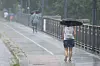 Frau mit Regenschirm