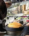 In dieser Presse wird das Döner-Brot verschlossen – ähnlich wie in einem Sandwichmaker.